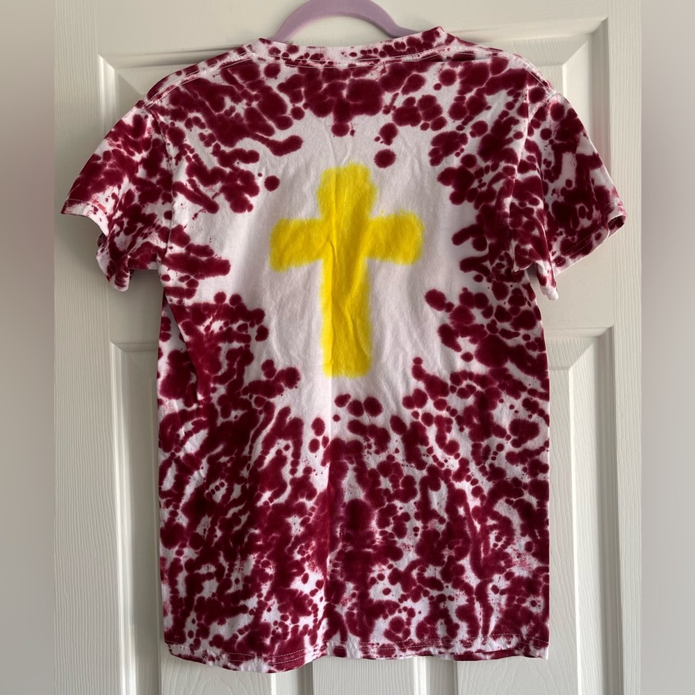 Custom Christian Cross Handmade Tie Dye Tee Shirt Size S Burgundy Red Yellow NWT - Picture 4 of 6